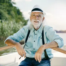Rentner sitzt im Boot